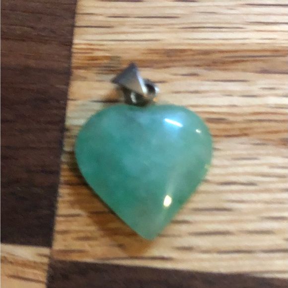 Lovely Little Green Heart Pendant on a silver tone bail. - Picture 6 of 7